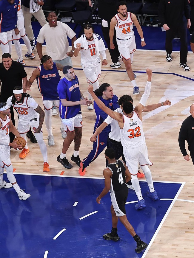 Knicks Bangkit dari Defisit 29 Poin, Taklukkan Spurs dan Dekati Gelar NBA