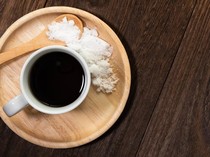 Viral Campur Garam ke Kopi, Ternyata Ada Sains di Baliknya