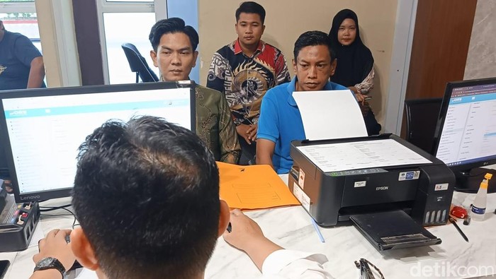 Korban didampingi kuasa hukumnya melapor ke polisi atas penipuan yang dialaminya
