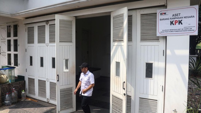 Pengendara sepeda motor melintas di samping rumah Hakim Agung nonaktif Gazalba Saleh yang dirampas negara di Perumahan Citragrand Cibubur, Bekasi, Jawa Barat, Rabu (10/6/2026). KPK akan melelang 108 lot barang rampasan negara hasil tindak pidana korupsi berupa properti, kendaraan, dan barang mewah secara daring pada 18 Juni 2026, termasuk rumah milik Gazalba Saleh tersebut dengan nilai limit lebih dari Rp6 miliar. ANTARA FOTO/Darryl Ramadhan/nym.