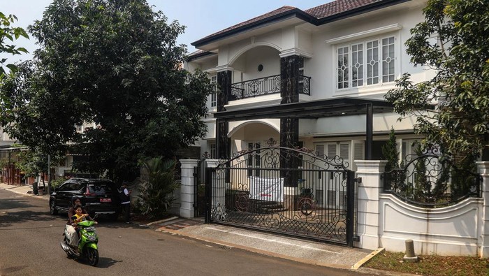 Pengendara sepeda motor melintas di samping rumah Hakim Agung nonaktif Gazalba Saleh yang dirampas negara di Perumahan Citragrand Cibubur, Bekasi, Jawa Barat, Rabu (10/6/2026). KPK akan melelang 108 lot barang rampasan negara hasil tindak pidana korupsi berupa properti, kendaraan, dan barang mewah secara daring pada 18 Juni 2026, termasuk rumah milik Gazalba Saleh tersebut dengan nilai limit lebih dari Rp6 miliar. ANTARA FOTO/Darryl Ramadhan/nym.