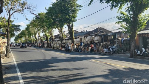 Lapak dagang bahan penjor di sepanjang jalur Denpasar-Gilimanuk, Badung, Kamis (11/6/2026). (Agus Eka/detikBali)