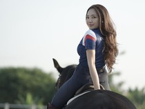 Potret Anggun Manda Cello di Atas Pelana