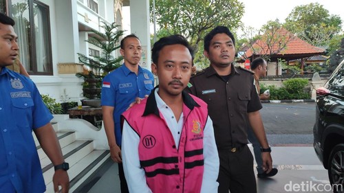 Mantan Bendahara BUMDes Agung Karya, Desa Peguyangan Kangin, Denpasar Utara, WBA, yang diamankan karena kasus korupsi. Kamis (11/6/2026).