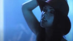 Megan Fox ternyata udah tampil seksi duluan lho sebelum Transformers, dia sempat berperan jadi penari seksi dalam Bad Boys II Dok. Sony Pictures
