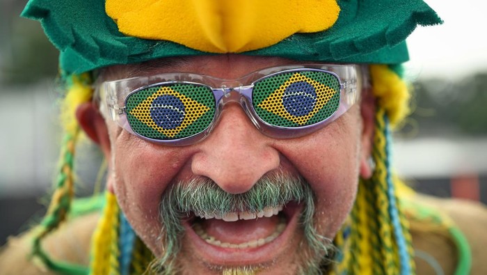 Sejumlah pendukung asal Brasil menyanyikan lagu-lagu dukungan untuk tim nasional mereka di kawasan Stadion Azteca, Mexico City, Meksiko.
