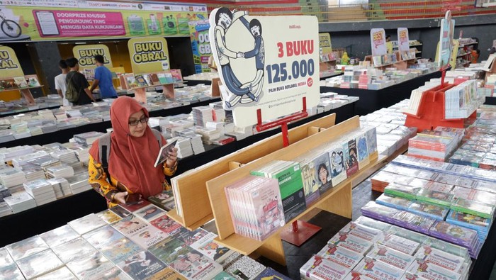 Warga memilih buku pada pameran buku Out of The Boox Gudang Buku Keliling di GOR Jayabaya, Kota Kediri, Jawa Timur, Rabu (10/6/2026). Pameran buku terbesar dan terlengkap di Kediri selama 18 hari menjelang tahun ajaran baru sekolah tersebut guna mempermudah masyarakat mendapatkan buku-buku bermutu dengan harga terjangkau sekaligus memperingati HUT ke-1.147 Kota Kediri. ANTARA FOTO/Prasetia Fauzani/nym.