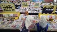 Warga memilih buku pada pameran Out of The Boox Gudang Buku Keliling di GOR Jayabaya, Kota Kediri, Jawa Timur. Pameran tersebut menghadirkan beragam koleksi buku untuk memenuhi kebutuhan literasi masyarakat menjelang tahun ajaran baru. ANTARA FOTO/Prasetia Fauzani