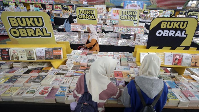 Warga memilih buku pada pameran buku Out of The Boox Gudang Buku Keliling di GOR Jayabaya, Kota Kediri, Jawa Timur, Rabu (10/6/2026). Pameran buku terbesar dan terlengkap di Kediri selama 18 hari menjelang tahun ajaran baru sekolah tersebut guna mempermudah masyarakat mendapatkan buku-buku bermutu dengan harga terjangkau sekaligus memperingati HUT ke-1.147 Kota Kediri. ANTARA FOTO/Prasetia Fauzani/nym.