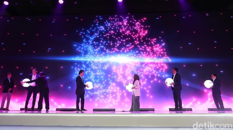 Menteri Komunikasi dan Digital (Menkomdigi) Meutya Hafid dan Menteri Kesehatan (Menkes) Budi Gunadi Sadikin membuka XLSmart Bravo 500 Summit di Jakarta, Kamis (11/6/2026). Hadir pula sejumlah direksi dan komisaris XLSmart.