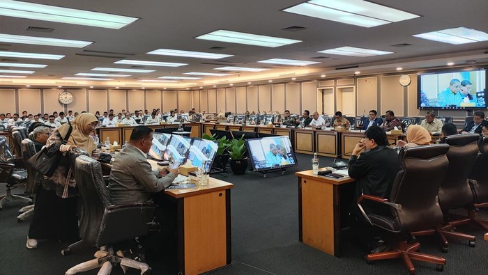 Menteri Imipas, Agus Andrianto saat rapat kerja dengan Komisi XIII DPR mengenai anggaran di DPR RI, Senayan, Jakarta, Kamis (11/6/2026).
