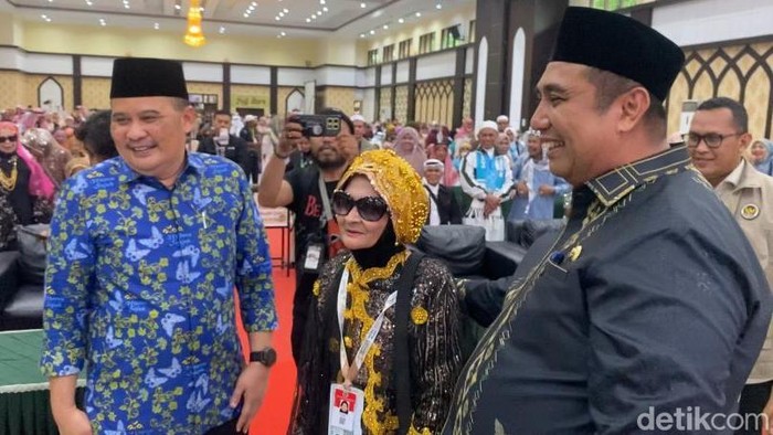 Nenek Jumaria (tengah), tiba di Asrama Haji Sudiang, Kota Makassar, Sulawesi Selatan (Sulsel).