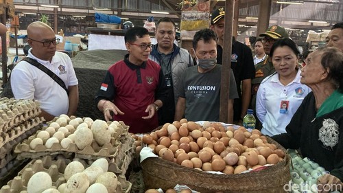 Bupati Klungkung I Made Satria saat memantau ketersediaan dan harga Bapokting di Pasar Galiran, Klungkung, Bali, Kamis pagi (11/6/2026).
