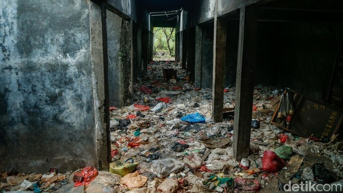 Pasar Padurenan Baru Kian Sepi, Kios Kosong Berubah Jadi Tempat Sampah Susana pasar kumuh bercampur sampah di Pasar Padurenan Baru, Bekasi, (11/6/2026). Pasar nan telah ada sejak 2005 sekarang sunyi dan kumuh dengan sampah.