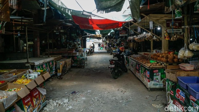 Pasar Padurenan Baru Kian Sepi, Kios Kosong Berubah Jadi Tempat Sampah Susana pasar kumuh bercampur sampah di Pasar Padurenan Baru, Bekasi, (11/6/2026). Pasar nan telah ada sejak 2005 sekarang sunyi dan kumuh dengan sampah.