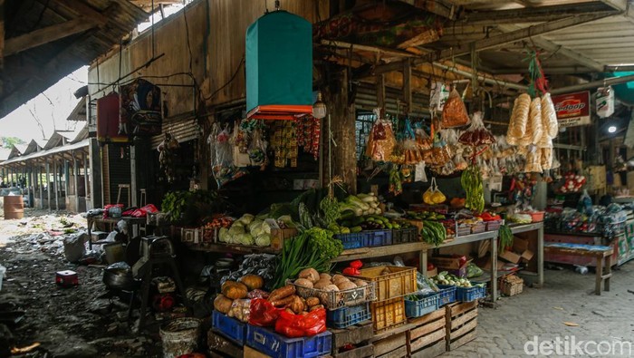 Pasar Padurenan Baru Kian Sepi, Kios Kosong Berubah Jadi Tempat Sampah Susana pasar kumuh bercampur sampah di Pasar Padurenan Baru, Bekasi, (11/6/2026). Pasar nan telah ada sejak 2005 sekarang sunyi dan kumuh dengan sampah.