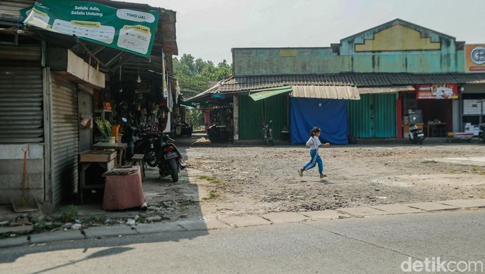 Susana pasar kumuh bercampur sampah di Pasar Padurenan Baru, Bekasi, (11/6/2026). Pasar nan telah ada sejak 2005 sekarang sunyi dan kumuh dengan sampah.