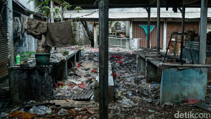 Pasar Padurenan Baru Kian Sepi, Kios Kosong Berubah Jadi Tempat Sampah Susana pasar kumuh bercampur sampah di Pasar Padurenan Baru, Bekasi, (11/6/2026). Pasar nan telah ada sejak 2005 sekarang sunyi dan kumuh dengan sampah.