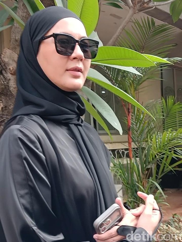 Paula Verhoeven di Polda Metro Jaya, diperiksa sebagai saksi kasus Hanania Group.