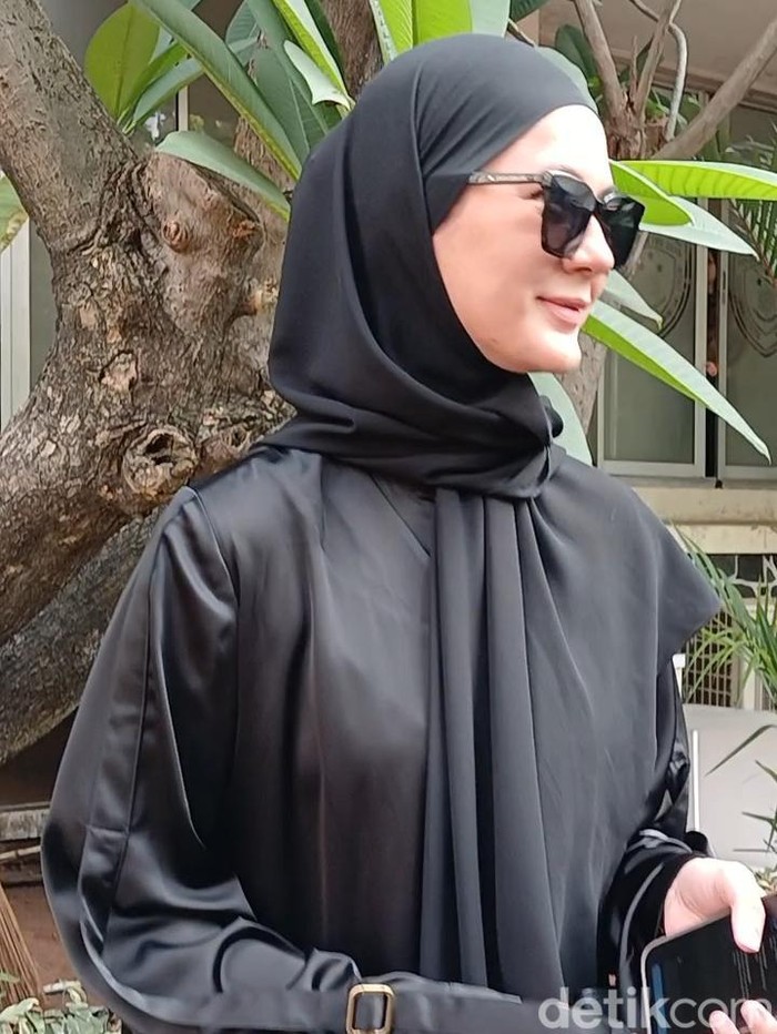 Paula Verhoeven di Polda Metro Jaya, diperiksa sebagai saksi kasus Hanania Group.