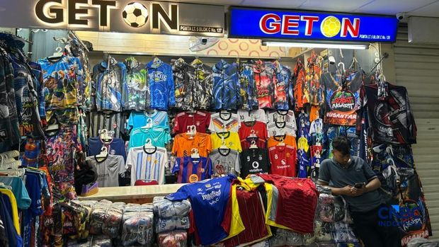 Pedagang jersey di Pasar Tanah Abang bangkit dari kubur jelang gelaran Piala Dunia 2026, Kamis (11/6/2026). (CNBC Indonesia/Elga Nurmutia) Pedagang jersey di Pasar Tanah Abang bangkit dari kubur jelang gelaran Piala Dunia 2026, Kamis (11/6/2026). (CNBC Indonesia/Elga Nurmutia)