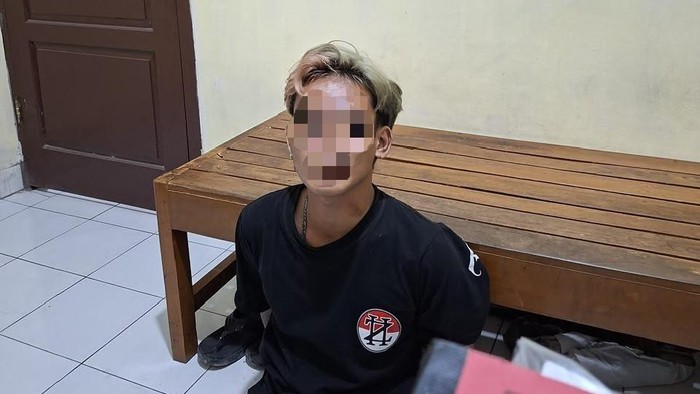 Pelaku pencurian motor di Bulak Bok Trawong, Kedon, Sumbermulyo, Bambanglipuro, Bantul saat diamankan di Polsek Bambanglipuro.