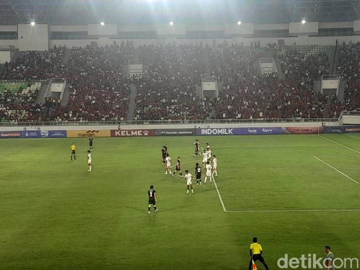 Pemain Indonesia mengantisipasi tendangan bebas pemain Australia di semifinal Piala AFF U-19 (Nizar Aldi/detikSumut)