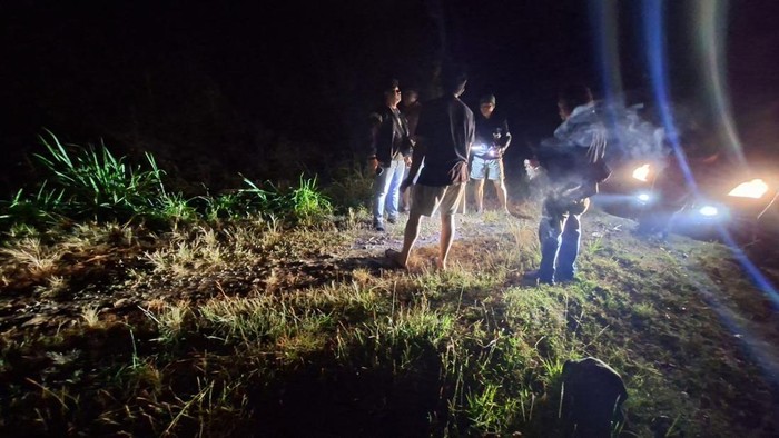 TKP pembacokan wanita di jalan tangkis Dusun Sekarputih, Desa Sonobekel, Kecamatan Tanjunganom, Nganjuk