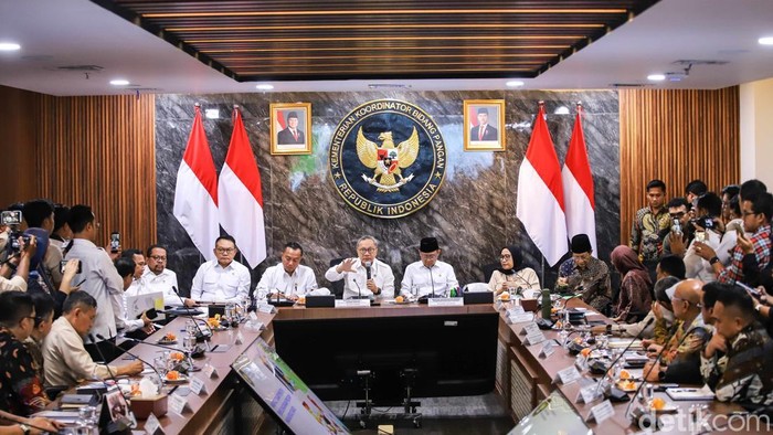 Sejumlah menteri dan kepala lembaga menyampaikan hasil rapat evaluasi Program Makan Bergizi Gratis (MBG) di Kementerian Koordinator Bidang Pangan, Jakarta, Kamis (11/6/2026). Pertemuan tersebut membahas penguatan tata kelola program agar berjalan lebih efektif dan akuntabel.
