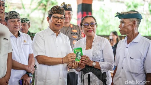 Pemkab Badung menyalurkan bansos uang jelang hari raya Galungan-Kuningan bagi ribuan KK di Badung yang beragama Hindu di Kecamatan Petang, Kamis (11/6/2026).