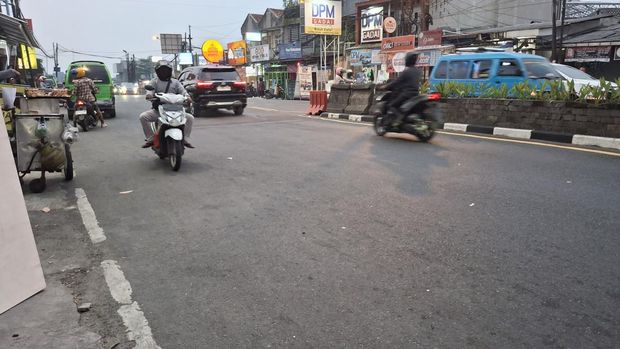 Sejumlah bocah kecil (kecil) laki-laki terekam kamera menghadang pemotor lawan arah di Jalan Raya Wangun jelang Simpang Ciawi, Kota Bogor, Jawa Barat, hingga viral di mesia sosial (medsos). Masih banyak ditemukan pemotor yang lawan di lokasi bocil menghadang, Kamis (11/6/2026).