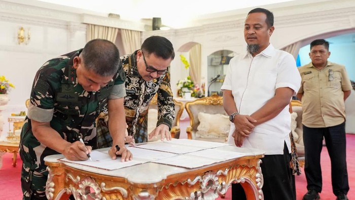 Pemprov Sulsel dan Kodam XIV Hasanuddin melakukan penandatanganan kerja sama penanganan banjir Luwu Utara.