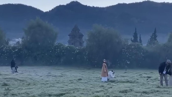 Penampakan embun es di Dieng, Kamis (11/6/2026).
