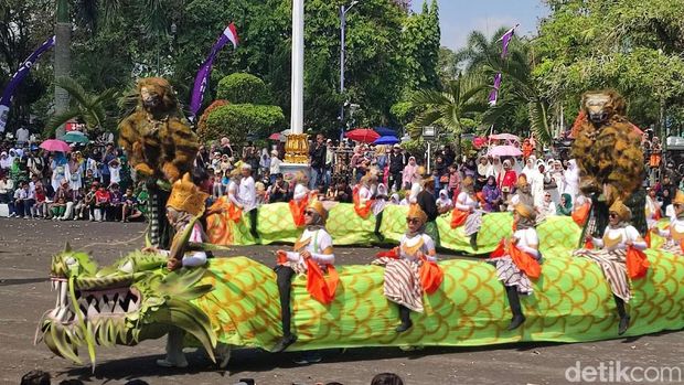 Penampilan kesenian di Pendopo Bupati Ciamis dalam Galuh Ethnic Carnival. Penampilan kesenian di Pendopo Bupati Ciamis dalam Galuh Ethnic Carnival.