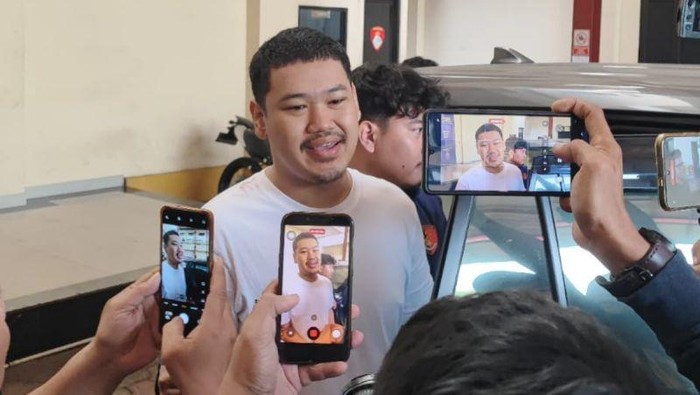 Pengacara sekaligus pelaku dugaan kasus pemerasan Bangun Paulus Tudungta memberikan keterangan saat hendak dipindahkan dari Polres Metro Jakarta Pusat ke Kejaksaan Negeri Jakarta Pusat, Kamis (11/6/2026). ANTARA/HO-Istimewa.
