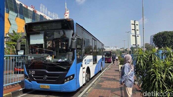 Penumpang Transjabodetabek, Heri Sumarsono, menanggapi soal rencana kenaikan tarif. (Taufiq S/detikcom)