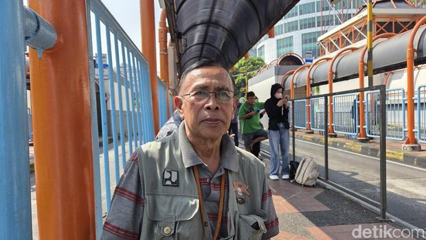 Penumpang Transjabodetabek, Heri Sumarsono, menanggapi soal rencana kenaikan tarif. (Taufiq S/detikcom)