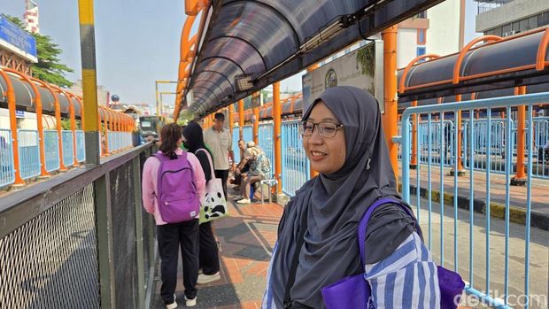 Penumpang Transjabodetabek, Heri Sumarsono, menanggapi soal rencana kenaikan tarif. (Taufiq S/detikcom)
