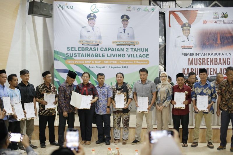 Penyerahan Surat Tanda Daftar Budidaya (STDB) kepada petani peserta program Sustainable Living Village (SLV) Penyerahan Surat Tanda Daftar Budidaya (STDB) kepada petani peserta program Sustainable Living Village (SLV).