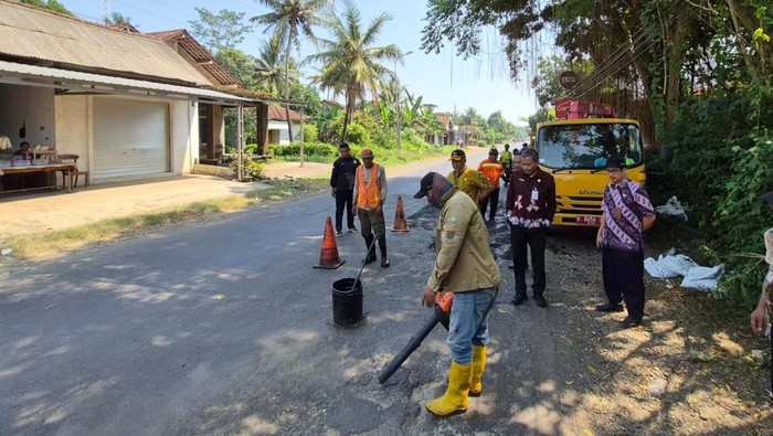 Perbaikan ruas jalan Jepara-Keling