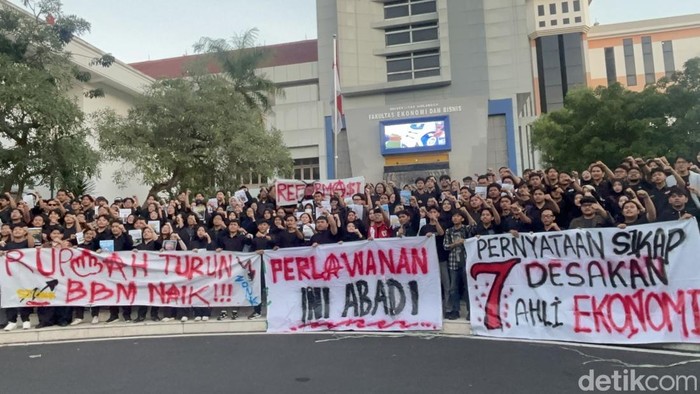 Pernyataan sikap atas kondisi ekonomi oleh mahasiswa dan masyarakat sipil di Unair.
