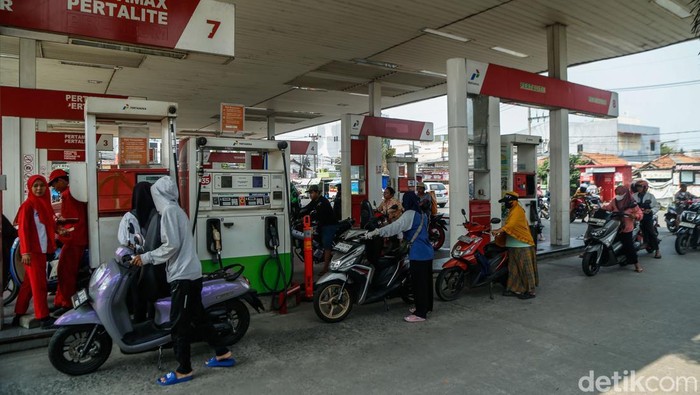 Kenaikan harga BBM nonsubsidi jenis Pertamax mulai memengaruhi pola konsumsi masyarakat di Jabodetabek. Setelah harga Pertamax resmi naik menjadi Rp16.250 per liter sejak 10 Juni 2026, sejumlah pengendara mulai beralih ke Pertalite untuk menekan peng