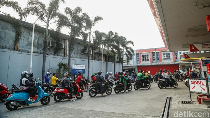 Kenaikan harga BBM nonsubsidi jenis Pertamax mulai memengaruhi pola konsumsi masyarakat di Jabodetabek. Setelah harga Pertamax resmi naik menjadi Rp16.250 per liter sejak 10 Juni 2026, sejumlah pengendara mulai beralih ke Pertalite untuk menekan pengeluaran transportasi harian.