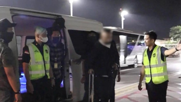 Petugas Imigrasi Ngurah Rai menggagalkan penerbangan pria asal Australia yang merupakan buron Interpol di Bandara I Gusti Ngurah Rai, Sabtu (6/6/2026).