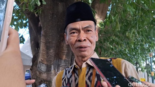 Plt Kepala Dukcapil Kota Mataram, Mansur, saat diwawancarai Kamis (11/6/2026). Dok Nathea Citra/detikBali