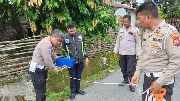 Polisi melakukan olah TKP usai bocah 4 tahun tewas diserempet mobil di Maluku Tengah.