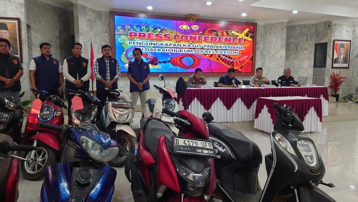 Polisi mengamankan 9 pelaku pencurian kendaraan bermotor di Cilegon, Banten. Motif pelaku mencuri sepeda motor ada yang untuk membeli sabu-sabu. (Dok istimewa).