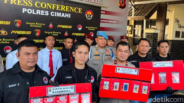 polisi menunjukkan barang bukti narkotika yang diedarkan di wilayah cimahi kbb