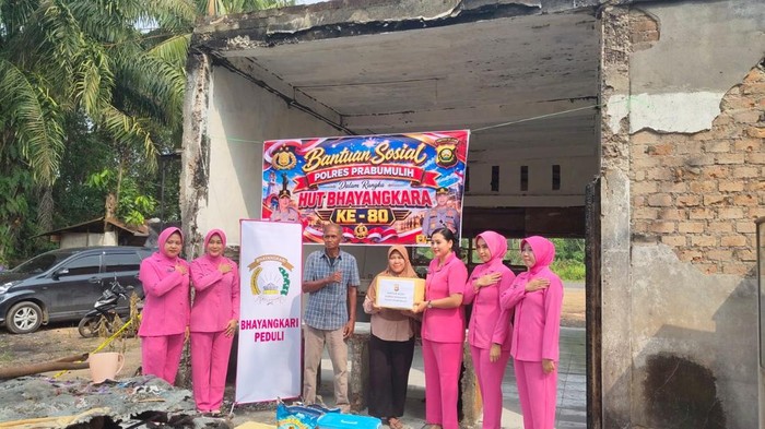 Polres Prabumulih memberikan bantuan kepada korban kebakaran