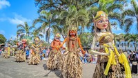Usai upacara hari jadi, gerbang Pendopo Bupati Ciamis dibuka. Anak-anak sekolah tampak antusias mengambil tempat di sepanjang jalur pertunjukan untuk menyaksikan arak-arakan kesenian khas Tatar Galuh.